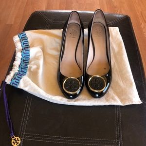 Tory Burch Twiggy Medallion Patent Wedge, Black Size 7.5